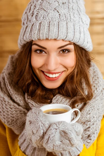 Retrato Una Hermosa Joven Con Gorra Guantes Bebiendo Fondo Pared — Foto de Stock