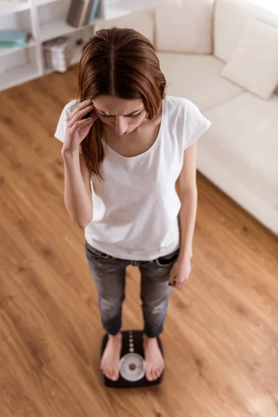 Ragazza in piedi sul peso — Foto Stock