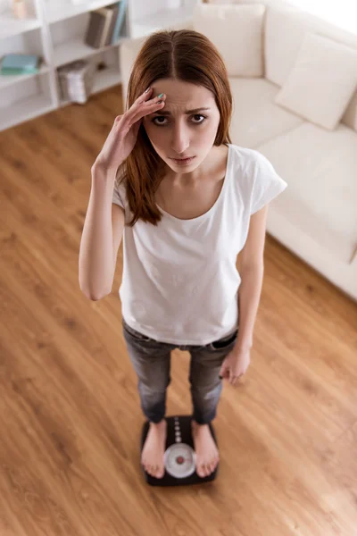 Girl standing on weight — Stock Photo, Image