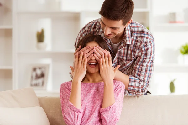 Junges glückliches Paar — Stockfoto