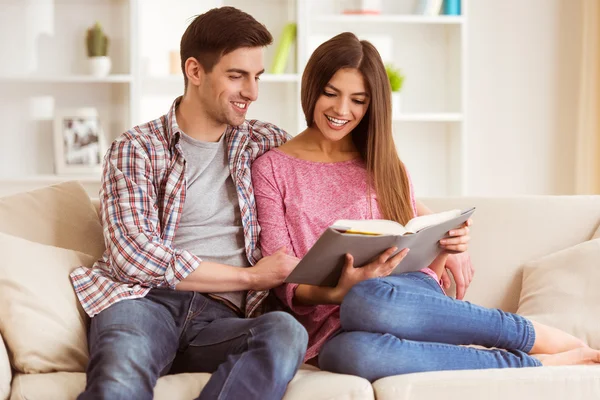 Young happy couple — Stock Photo, Image