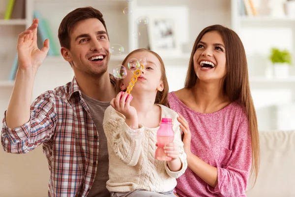 Lycklig ung familj — Stockfoto