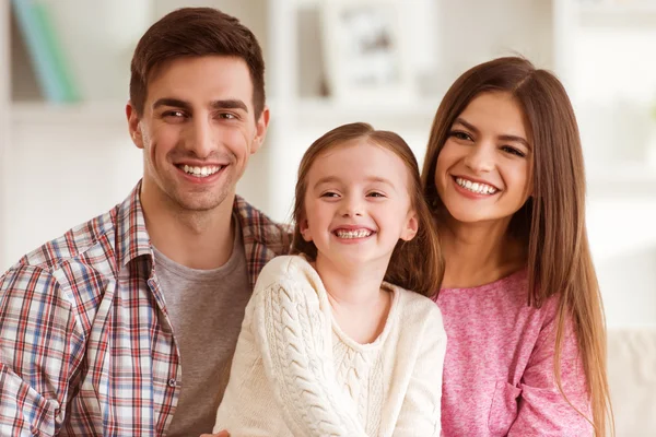 Щасливі молодої сім'ї — стокове фото