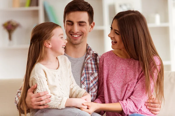 Glückliche junge Familie — Stockfoto