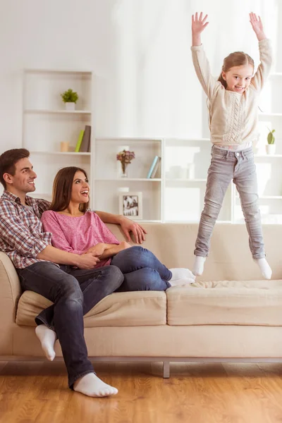 Lycklig ung familj — Stockfoto