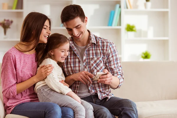 Lycklig ung familj — Stockfoto