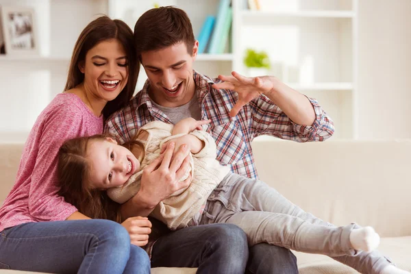 Lycklig ung familj — Stockfoto