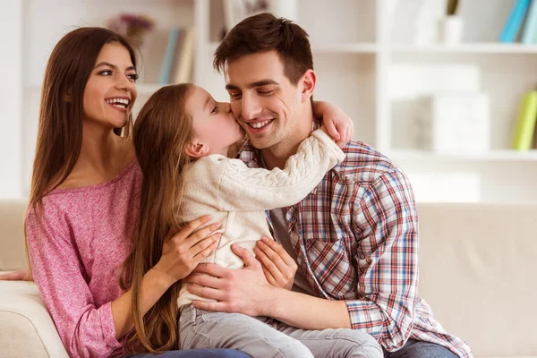 Glückliche junge Familie — Stockfoto