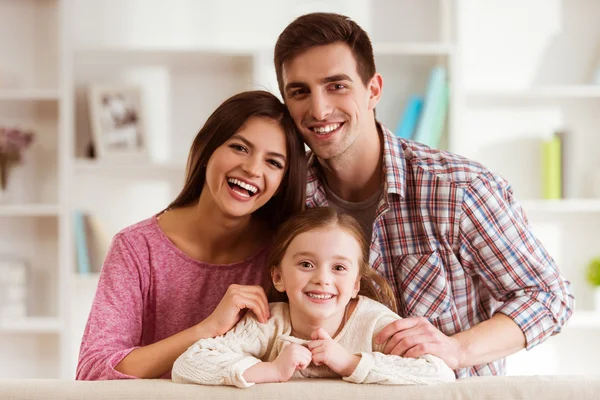 Familia joven feliz — Foto de Stock