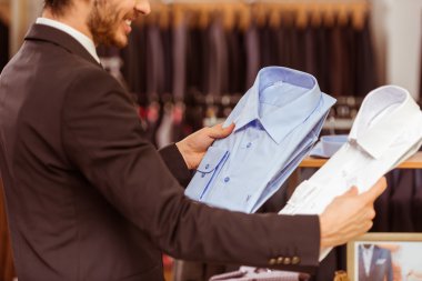 Takım elbise dükkanı insanlarda