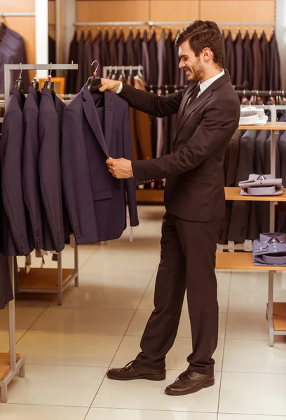 Lidé v obchodě oblek — Stock fotografie