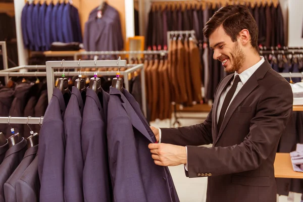 Mensen in pak winkel — Stockfoto