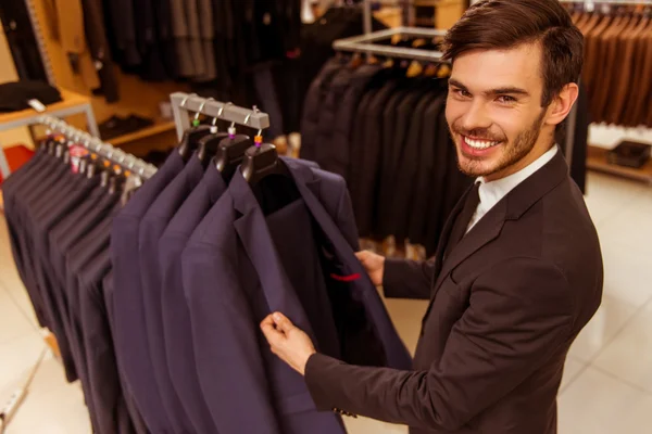 Lidé v obchodě oblek — Stock fotografie