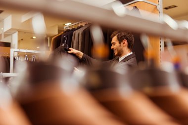 Takım elbise dükkanı insanlarda