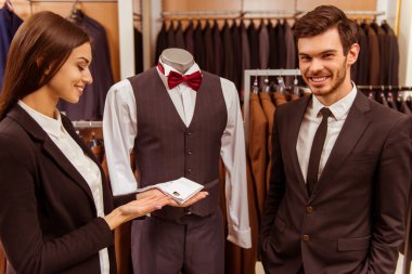 Takım elbise dükkanı insanlarda