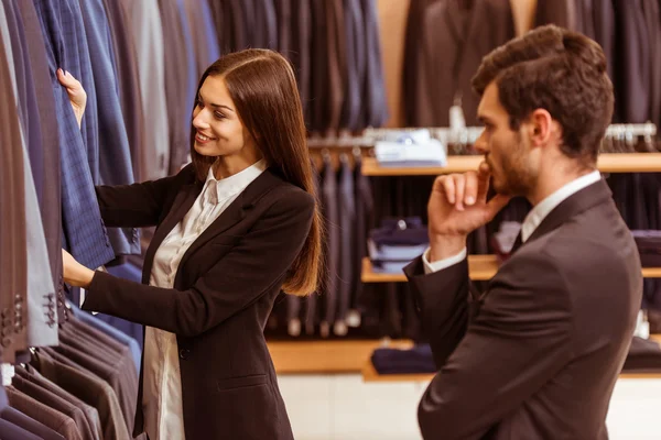 Pessoas na loja de roupas — Fotografia de Stock