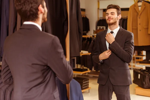 Gente en traje tienda — Foto de Stock