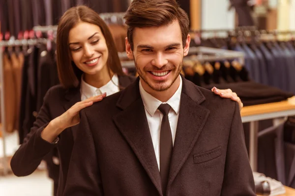 Gente en traje tienda — Foto de Stock