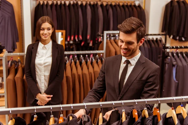 Gente en traje tienda — Foto de Stock