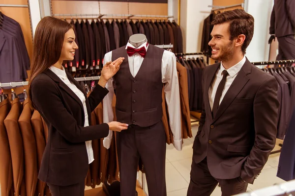 Pessoas na loja de roupas — Fotografia de Stock