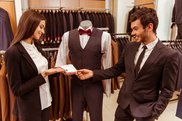 Gente en traje tienda — Foto de Stock