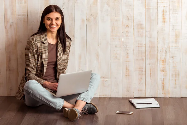 Chica de negocios con estilo y gadget —  Fotos de Stock