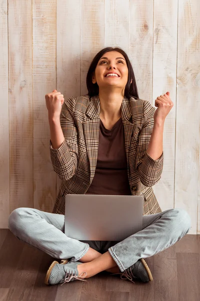 Stylish business girl and gadget — 图库照片