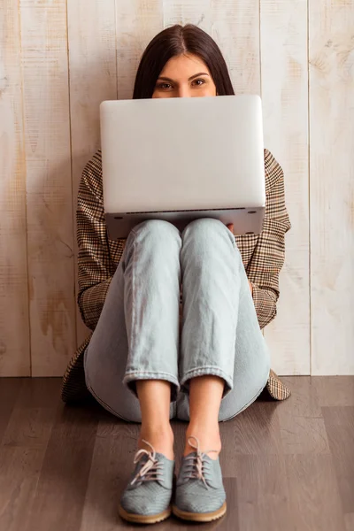 Chica de negocios con estilo y gadget —  Fotos de Stock