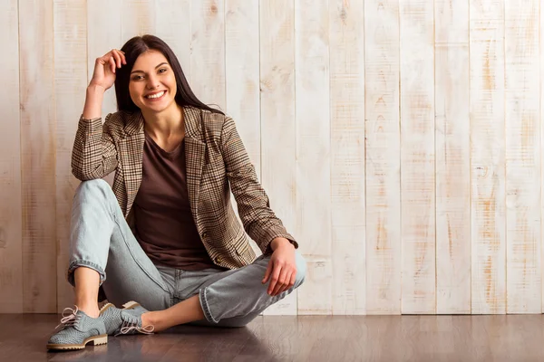 Elegante bella ragazza — Foto Stock