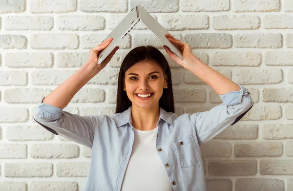 Mädchen und Gadget — Stockfoto