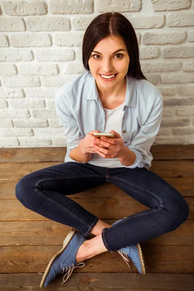 Girl and gadget — Stock Photo, Image