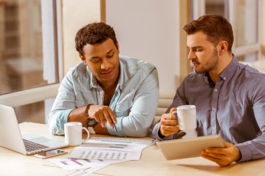 Genç yakışıklı işadamları coworking