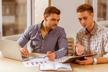 Genç yakışıklı işadamları coworking