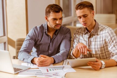 Genç yakışıklı işadamları coworking