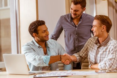 Genç yakışıklı işadamları coworking