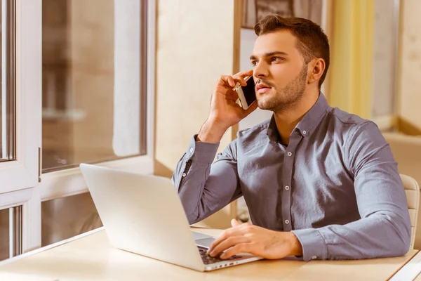 Ung affärsman arbetar — Stockfoto