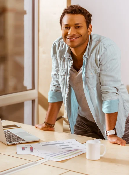 Young mulatto businessman working — Stockfoto