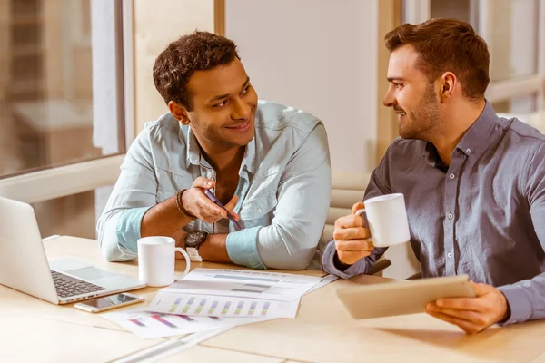 Jóvenes hombres de negocios guapos coworking — Foto de Stock