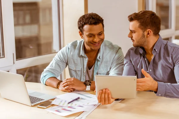 Junge hübsche Geschäftsleute Coworking — Stockfoto