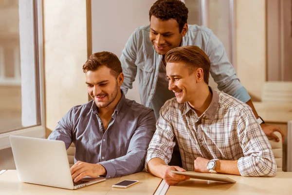 Jóvenes hombres de negocios guapos coworking —  Fotos de Stock