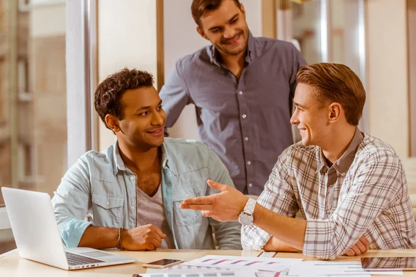 Jóvenes hombres de negocios guapos coworking — Foto de Stock