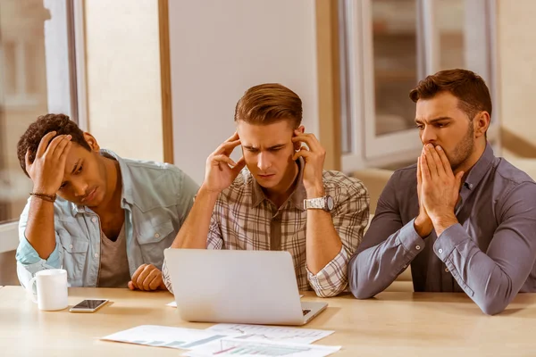 Jóvenes hombres de negocios guapos coworking — Foto de Stock