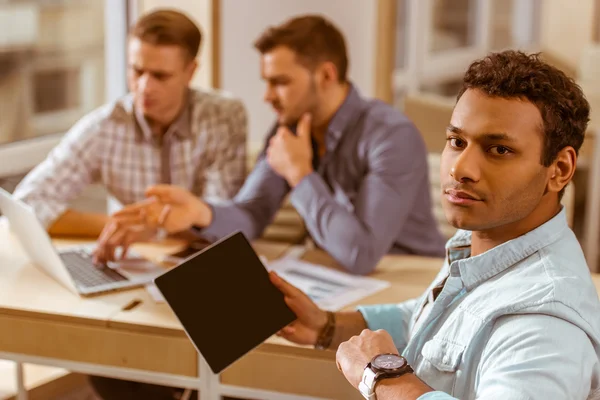 Jóvenes hombres de negocios guapos coworking —  Fotos de Stock