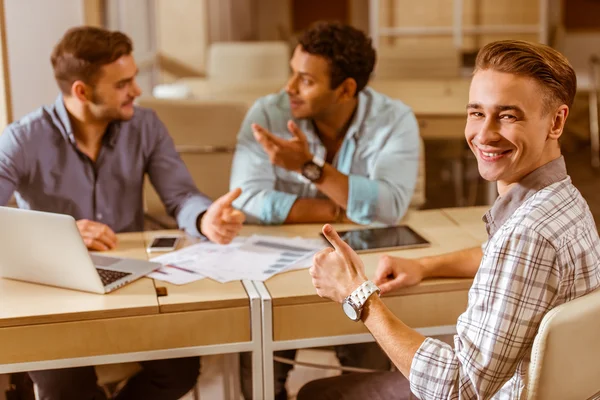 Jóvenes hombres de negocios guapos coworking — Foto de Stock