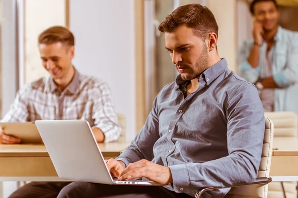 Jóvenes hombres de negocios guapos coworking —  Fotos de Stock