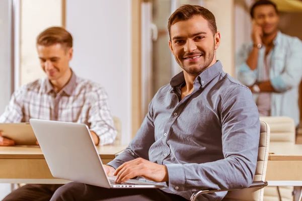 Jóvenes hombres de negocios guapos coworking —  Fotos de Stock