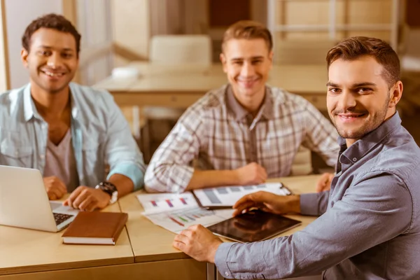 Jóvenes hombres de negocios guapos coworking —  Fotos de Stock