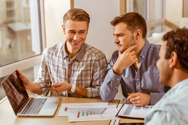 Jóvenes hombres de negocios guapos coworking — Foto de Stock