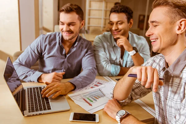 Jóvenes hombres de negocios guapos coworking — Foto de Stock