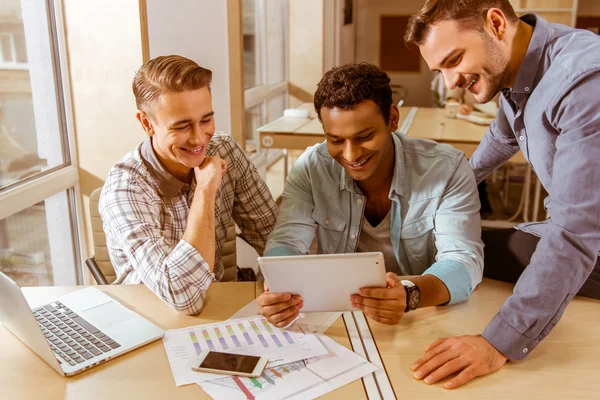 Jóvenes hombres de negocios guapos coworking — Foto de Stock